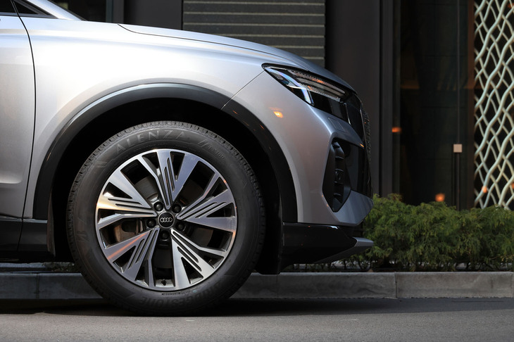 アレンザシリーズのなかでも、よりコンフォート性能を重視した「アレンザLX100」。ブリヂストン独自のサイレントテクノロジーが実現した、高い静粛性が自慢だ。