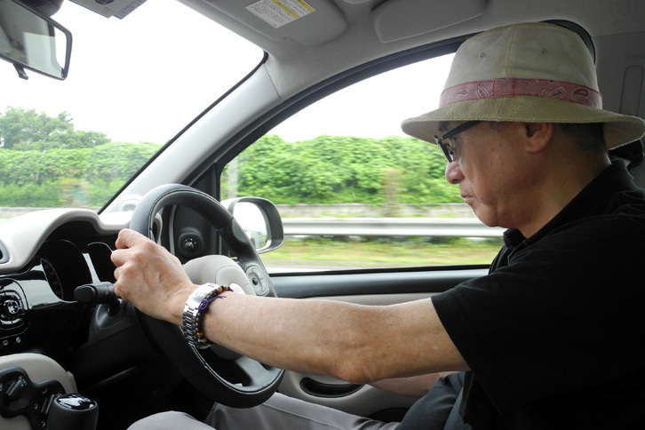 新東名をドライブしたのは金曜日の昼どき。下り線の交通量は予想に反して少なくて、どうせ現場を見るのなら、定期便の大型トラックが走りだす夕方を狙えばよかったかも、と、少しだけ後悔の言葉を口にしながら「フィアット・パンダ」のハンドルを握る著者。