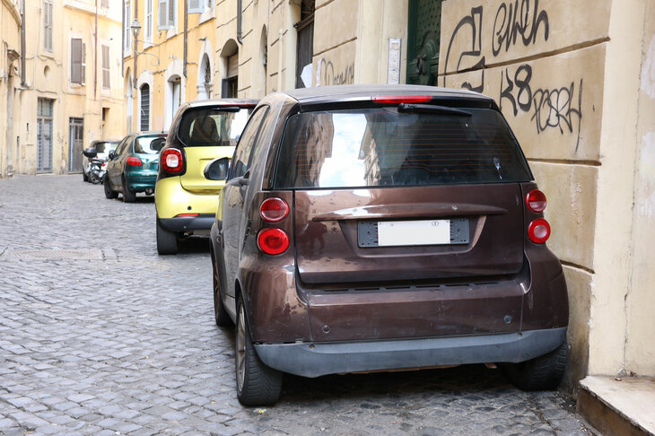 2代目と3代目。後者は外交官用を示すナンバープレートが付いていた。