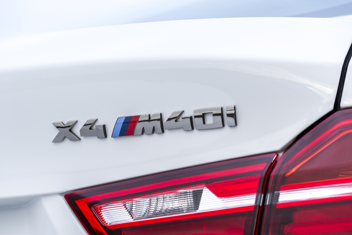 リアエンブレム。高性能モデルであることを示す、トリコロールの“M”が添えられる。