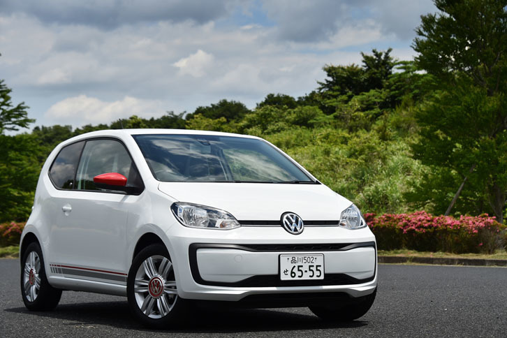 「up! with beats」は、写真の2ドアモデル（限定200台）だけでなく、4ドアモデル（限定400台）もラインナップされる。ボディーカラーはピュアホワイト（写真）またはトルネードレッドが選択可能。