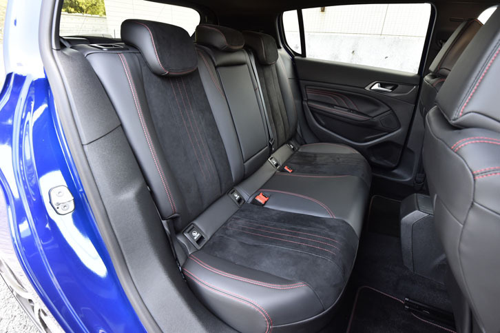 後席の様子。前席と同様、表皮にはテップレザーとアルカンターラが用いられている。