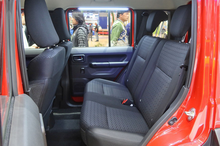 「ジムニー5ドア」（写真）と3ドア車の後席におけるニールームの実質的な差は、こぶしひとつ分ほど。340mmというホイールベースの差からするとわずかである。