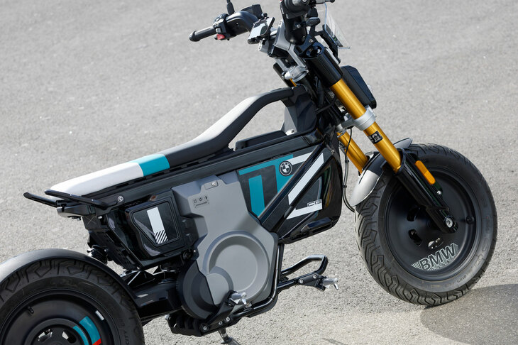 48Vの電動パワートレインは、モーター、バッテリーともに空冷式。11kWモデルのバッテリー容量は3.92kWhで、一充電走行距離は約90kmと公称されている（WMTCモード）。