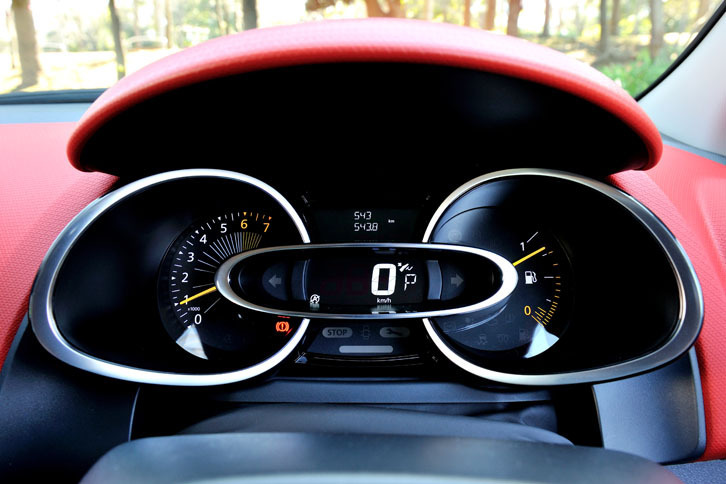 メーターデザインに変更はなし。タコメーター（左）のレッドゾーンも従来通り6000rpmから。