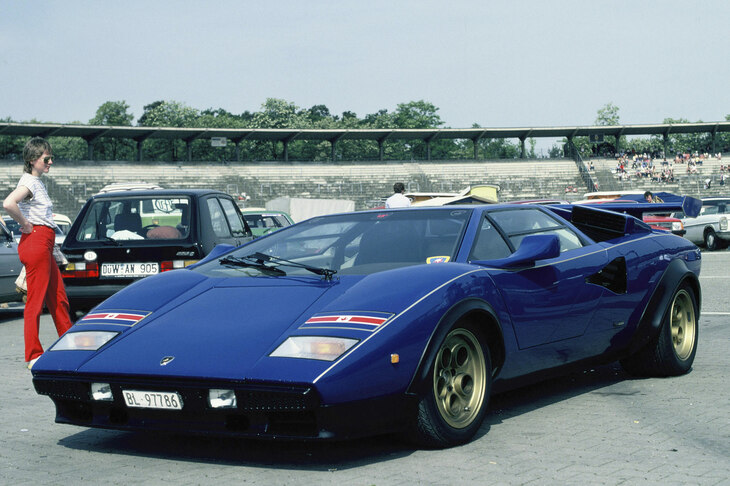 カナダの富豪、ウォルター・ウルフがつくらせた、オーバーフェンダー＆リアウイング付きのスペシャルモデル、通称“ウルフカウンタック”。アナタは普通の「LP400」と、どっちがお好き？