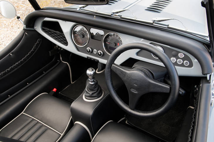 豊富に用意されたオプションにより、内外装の仕様はいかようにもカスタマイズ可能。「ロードスター」と「プラス4」では、ダッシュボードクロックが標準装備される。