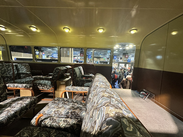 その客室内。瀟洒（しょうしゃ）なシート地に注目。「鉄道界の純血種」が今日でいうところのキャッチフレーズであった。