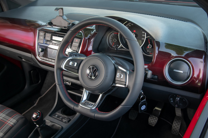 インテリアでは、各所に施された赤いアクセントカラーや、フラットボトムタイプの専用ステアリングホイールが特徴。ダッシュボードには、赤いドットをあしらうことでグラデーションを表わしたダッシュパッドが用いられている。