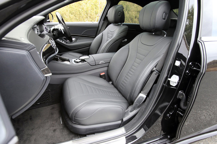 「S450エクスクルーシブ」のシートは、上質なナッパレザー仕立てとなる。前席（写真）には、シートヒーターやエアクッションを用いたリラクゼーション機能も備わる。