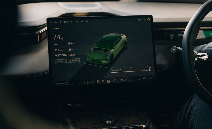 充電については、最大出力400kWのDC急速充電器に対応。その場合、バッテリー残量10％から80％までを15分ほどでチャージできる。