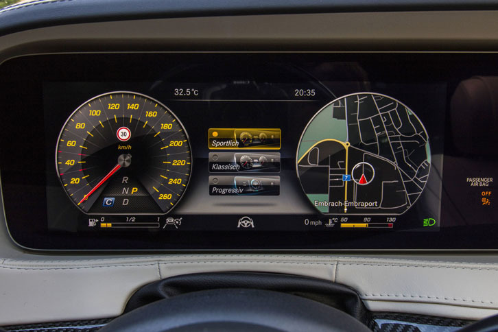 12.3インチの液晶画面を用いたメーターパネル。3種類の表示パターン（スポーティー／クラシック／プログレッシブ）が選択できる。