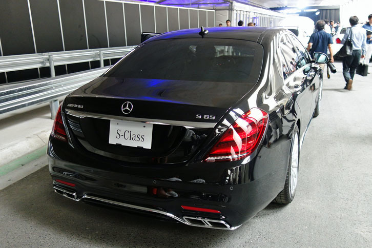 「AMG S65ロング」のバックショット。