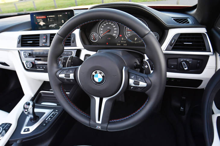 「M4カブリオレ コンペティション」では、好みの車両セッティングを2種類まで登録可能。各モードにはステアリングホイール（左側スポーク部）に備わる「Mドライブボタン」を使って瞬時に切り替えられる。