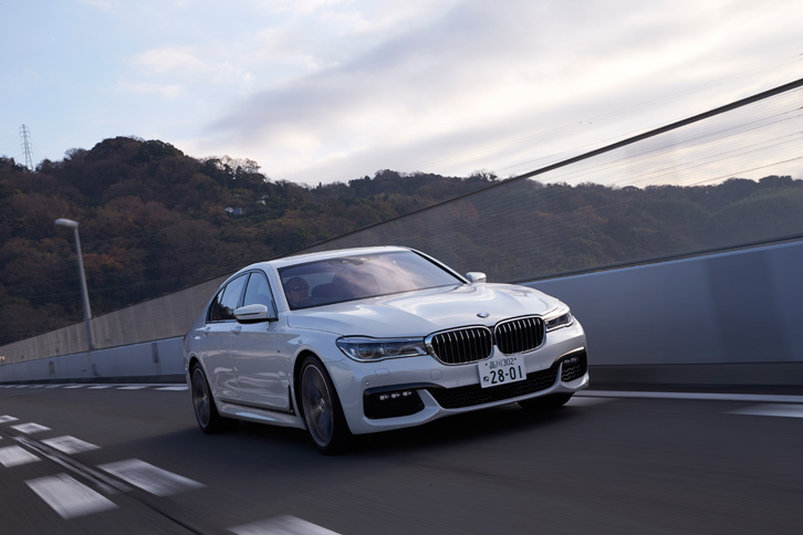 新型「7シリーズ」には、車両の横揺れやロールを抑制するアクティブスタビライザーや、ステレオカメラが検知した路面情報に応じてサスペンションの特性を調整する機能からなる「エグゼクティブ・ドライブ・プロ」が標準装備される。
