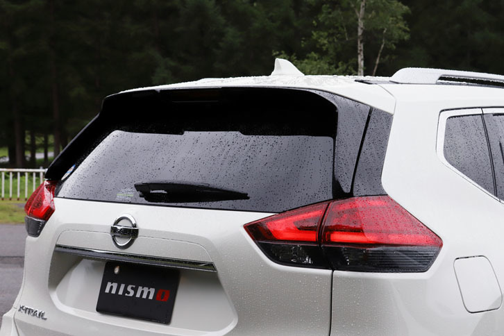 リアまわりのパーツとしては、ルーフスポイラーも用意される。価格は5万9400円。