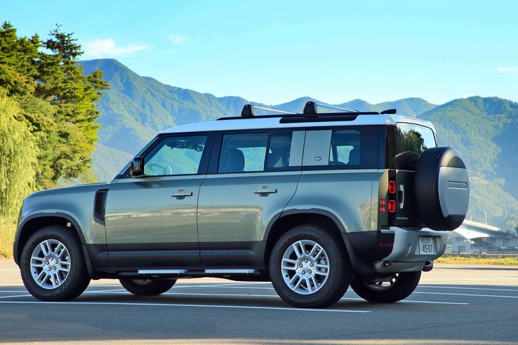 ロングボディーの「110」では電子制御式エアサスペンションが標準装備（ショートボディーの「90」はコイルサスが標準）。通常の最低地上高218mmから、－40mm～＋145mmの範囲で車高を変えられる。