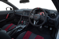 新開発のシートを除くと、インテリアに大きな変更はない。カーボン製のセンターコンソールには「nismo」のバッジがあしらわれている。