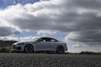 「RS 5クーペ」のボディーサイズは全長×全幅×全高＝4715×1860×1365mm、ホイールベースは2765mm。