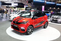 こちらの「eクーペ」はもちろん電動で、アルミのフレームにABSアクリル製のボディーを載せているとか。……アクリルのボディーって、大丈夫なんでしょうか？