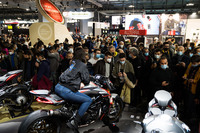 毎年、多くの来場者でにぎわうMVアグスタのブース。マスクの着用率の高さが、この写真でもよくわかる。