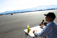 無線を通じてアドバイスを送るトム先生。その内容は、あたかも至近距離で見ているかのように正確である。