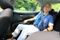 後席でくつろぐ筆者。FFレイアウトがもたらす広いニールームと、荷室から独立したキャビンの静粛性は、「カムリ」が持つ大きな長所のひとつだ。