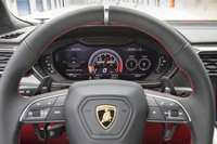 シフトパドルはステアリングホイールと一体になって回るタイプ。右がアップ（＋）で左がダウン（－）。