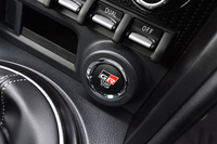 「GR」ロゴ入りのスタートスイッチ（写真中央）。GRブランドの車両に共通したディテールである。