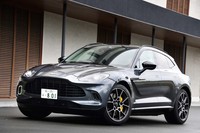 アストンマーティン初のSUVとなる「DBX」。デビューは2019年11月で、2020年7月に量産第1号車がラインオフした。