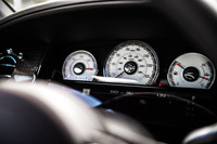 スポーティーな白い3連メーター。