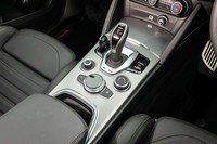 トランスミッションはZF制の8段AT。バイワイヤ式のシフトレバー周辺にはインフォテインメントシステムのスイッチや走行モードのセレクターなどが配置される。