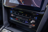 エアコンの操作は、3連ダイヤル式からタッチパネル式に変更された。「アドバンス」グレードで標準装備となる前席のヒーターやベンチレーション機能の操作も、このパネル上で行う。