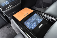 後席中央席の背もたれは、同左右席用のアームレストを兼ねている。タッチパネル式のシートポジション調節スイッチもここに並ぶ。