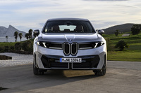 フロントマスクはほかのどのクルマにも似ておらず、新しさを存分に感じさせる。中央に寄った縦長のキドニーグリル（プレート）は「ノイエクラッセ」こと「BMW 1500」がモチーフだ。