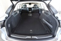 後席の背もたれ（6：4分割式）を倒し、荷室を最大化した状態。ほぼフラットなフロアがつくり出せる。