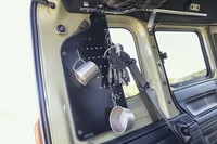 荷室の側面に装着する「有孔ボード」は、その名の通り、無数の孔（あな）が開いた機能的なボード。市販フックと併用するなど使い方はさまざま。左右別売りで、各1万1550円。