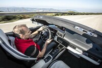 ステアリングホイールは一部にアルカンターラがあしらわれており、良好なグリップが得られる。