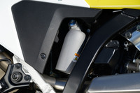 フレームのすき間にのぞくリアサスペンション。足まわりは、前がフルアジャスタブル倒立フォーク、後ろがリンク式のモノショックで、後者は伸び側と縮み側のダンピングを、低速域／高速域を独立して調整できる。