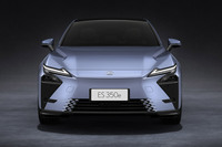 「ES350e」のフロントまわり。ハイブリッド車「ES300h」「ES350h」のノーズには、冷却性能確保のため薄型のグリルが設けられている。