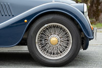 タイヤサイズは前後ともに205/60R15。スポークホイールはオプションで、標準ではクラシックな意匠のアロイホイールが装備される。