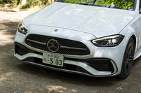 フロントマスクのセンターには小さなスリーポインテッドスターを並べて構成したスターパターングリルを装備する。