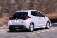 「ヤリス」の外装は単色が12タイプ、ルーフとピラー部分がボディーと別色になるツートンカラーが6タイプ設定されている。試乗車のボディーカラーは「アイスピンクメタリック」と呼ばれるもの。WLTCモードの燃費値は35.8km/リッター。