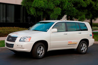 トヨタが2008年に発表した「FCHV-adv」。従来モデルの約2倍の航続距離を実現していた。