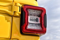 4ドアの「ラングラー アンリミテッド ルビコン」と同様に、2ドアの「ルビコン」にもLEDテールランプが装備される。リアゲートやドアの武骨な外ヒンジもラングラー伝統の意匠。