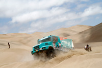 2012年のダカールラリーにて、砂漠を走るイヴェコの競技車両。
