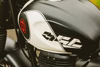 「世界中の都市をイメージした」という新色の設定もトピック。試乗車には「東京の黒いアスファルトをモチーフにした」という「トウキョウ・ブラック」が用いられていた。