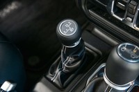 トランスファーの操作はレバー式。重いような渋いような操作感も健在だ。