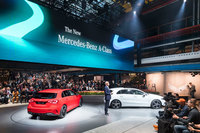 発表会において、「Aクラス」の特徴について語るダイムラーのディーター・ツェッチェ会長。