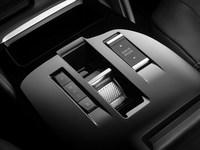 トグルスイッチのような形状のシフトセレクターも、既存のモデルには見られないデザインだ。